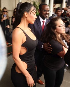 kim-kardashian-leaves-ritz-carlton-H๏τel-in-new-york-05-16-2023-0.jpg