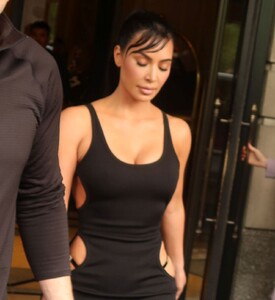 kim-kardashian-leaves-ritz-carlton-hotel-in-new-york-05-16-2023-1.jpg