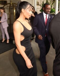 kim-kardashian-leaves-ritz-carlton-hotel-in-new-york-05-16-2023-6.jpg