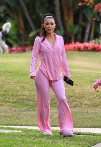 kim-kardashian-out-for-a-barbie-themed-pajama-birthday-party-in-beverly-hills-06-14-2023-4.jpg