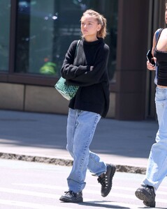 leni-klum-out-and-about-in-new-york-05-26-2023-5.jpg