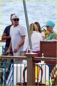 leonardo-dicaprio-family-tobey-maguire-italy-04.jpg