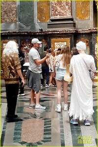 leonardo-dicaprio-family-tobey-maguire-italy-05.jpg