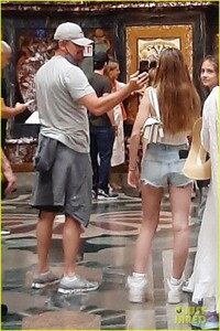 leonardo-dicaprio-family-tobey-maguire-italy-09.jpg