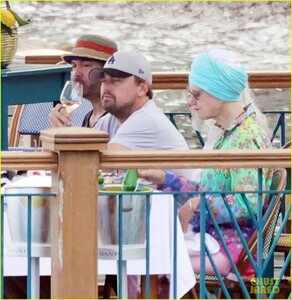 leonardo-dicaprio-family-tobey-maguire-italy-12.jpg