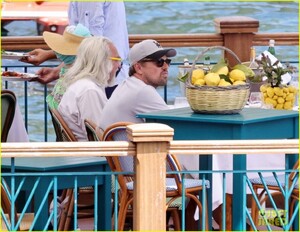 leonardo-dicaprio-family-tobey-maguire-italy-15.jpg