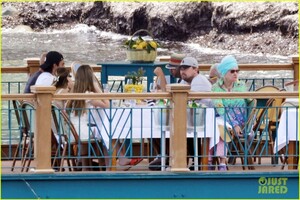 leonardo-dicaprio-family-tobey-maguire-italy-18.jpg