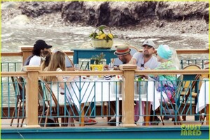 leonardo-dicaprio-family-tobey-maguire-italy-25.jpg