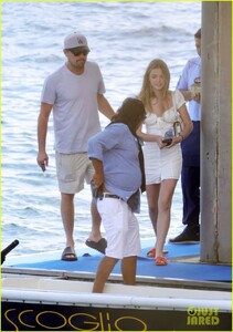 leonardo-dicaprio-family-tobey-maguire-italy-46.jpg