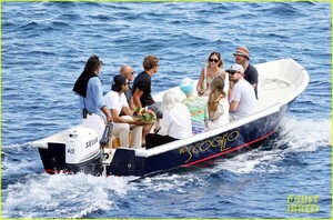 leonardo-dicaprio-family-tobey-maguire-italy-50.jpg