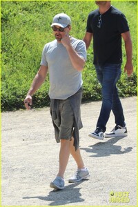 leonardo-dicaprio-no-hat-boboli-gardens-tobey-maguire-more-pics-01.jpg