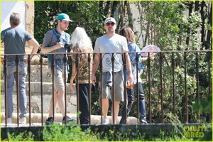 leonardo-dicaprio-no-hat-boboli-gardens-tobey-maguire-more-pics-04.jpg