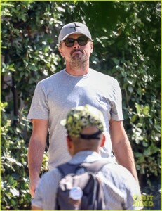 leonardo-dicaprio-no-hat-boboli-gardens-tobey-maguire-more-pics-06.jpg