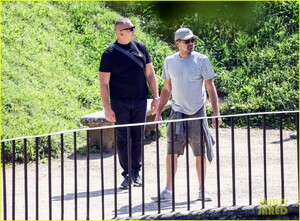 leonardo-dicaprio-no-hat-boboli-gardens-tobey-maguire-more-pics-07.jpg