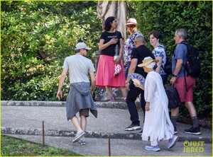 leonardo-dicaprio-no-hat-boboli-gardens-tobey-maguire-more-pics-08.jpg