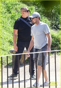 leonardo-dicaprio-no-hat-boboli-gardens-tobey-maguire-more-pics-09.jpg