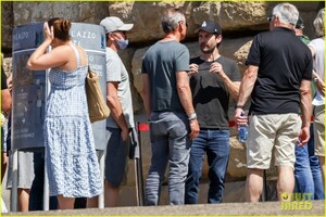 leonardo-dicaprio-no-hat-boboli-gardens-tobey-maguire-more-pics-16.jpg