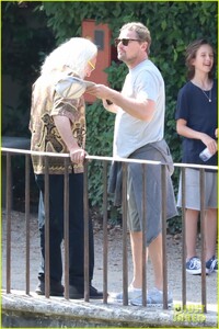 leonardo-dicaprio-no-hat-boboli-gardens-tobey-maguire-more-pics-26.jpg