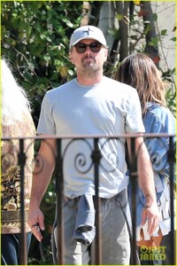 leonardo-dicaprio-no-hat-boboli-gardens-tobey-maguire-more-pics-27.jpg