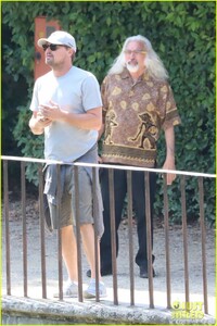 leonardo-dicaprio-no-hat-boboli-gardens-tobey-maguire-more-pics-28.jpg