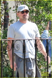 leonardo-dicaprio-no-hat-boboli-gardens-tobey-maguire-more-pics-29.jpg