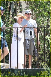 leonardo-dicaprio-no-hat-boboli-gardens-tobey-maguire-more-pics-30.jpg