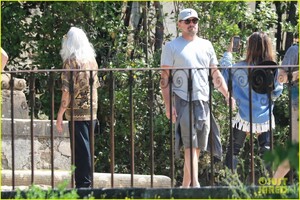 leonardo-dicaprio-no-hat-boboli-gardens-tobey-maguire-more-pics-31.jpg