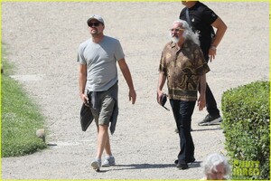 leonardo-dicaprio-no-hat-boboli-gardens-tobey-maguire-more-pics-32.jpg