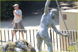 leonardo-dicaprio-no-hat-boboli-gardens-tobey-maguire-more-pics-36.jpg