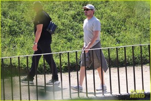 leonardo-dicaprio-no-hat-boboli-gardens-tobey-maguire-more-pics-37.jpg