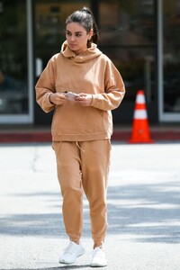mila-kunis-leaves-breakfast-at-beverly-glen-deli-in-beverly-hills-06-02-2023-1.jpg