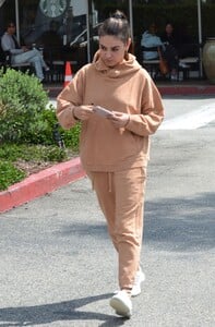 mila-kunis-leaves-breakfast-at-beverly-glen-deli-in-beverly-hills-06-02-2023-2.jpg