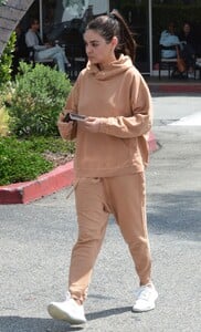 mila-kunis-leaves-breakfast-at-beverly-glen-deli-in-beverly-hills-06-02-2023-3.jpg