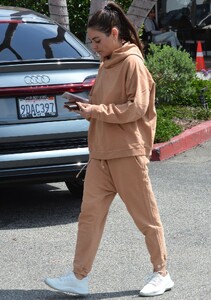 mila-kunis-leaves-breakfast-at-beverly-glen-deli-in-beverly-hills-06-02-2023-5.jpg