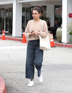 mila-kunis-out-for-lunch-at-beverly-glen-deli-in-los-angeles-06-12-2023-2.jpg