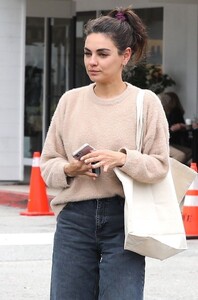 mila-kunis-out-for-lunch-at-beverly-glen-deli-in-los-angeles-06-12-2023-3.jpg