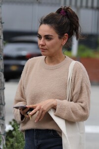 mila-kunis-out-for-lunch-at-beverly-glen-deli-in-los-angeles-06-12-2023-6.jpg