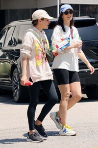 mila-kunis-out-shopping-with-a-friend-in-los-angeles-05-17-2023-0.jpg