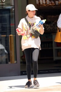 mila-kunis-out-shopping-with-a-friend-in-los-angeles-05-17-2023-3.jpg