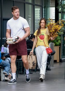 minka-kelly-and-dan-reynolds-shopping-at-erewhon-in-los-angeles-06-12-2023-6.jpg