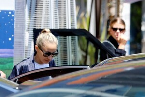 nicole-and-sofia-richie-out-for-lunch-with-their-husbands-in-brentwood-05-18-2023-5.jpg
