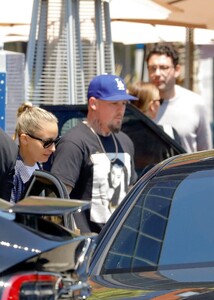 nicole-and-sofia-richie-out-for-lunch-with-their-husbands-in-brentwood-05-18-2023-7.jpg