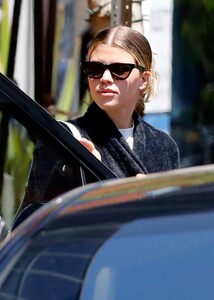 nicole-and-sofia-richie-out-for-lunch-with-their-husbands-in-brentwood-05-18-2023-8.jpg