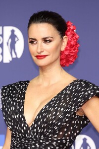 penelope-cruz-at-68th-david-di-donatello-red-carpet-in-rome-05-10-2023-2.jpg