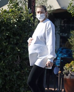 pregnant-jessica-hart-at-a-chinese-herbal-medicine-and-acupuncture-in-los-angeles-01-26-2022-0.jpg