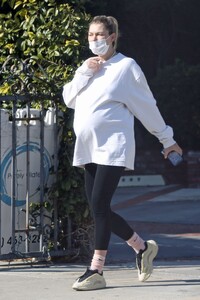 pregnant-jessica-hart-at-a-chinese-herbal-medicine-and-acupuncture-in-los-angeles-01-26-2022-2.jpg