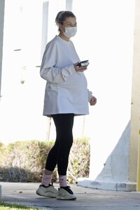 pregnant-jessica-hart-at-a-chinese-herbal-medicine-and-acupuncture-in-los-angeles-01-26-2022-3.jpg