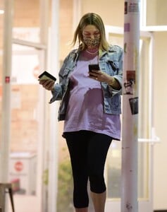 pregnant-jessica-hart-out-in-west-hollywood-01-18-2022-4.jpg