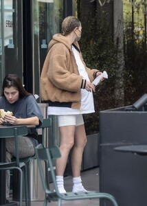 pregnant-jessica-hart-shopping-at-erewhon-market-in-los-angeles-01-10-2022-3.thumb.jpg.deb22c50da82da8da9a530105f57ed10.jpg