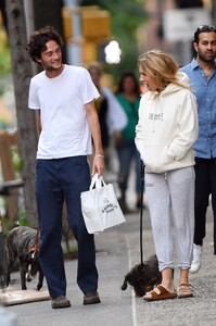 sienna-miller-and-oli-green-at-magnolia-bakery-in-new-york-05-30-2023-1.jpg